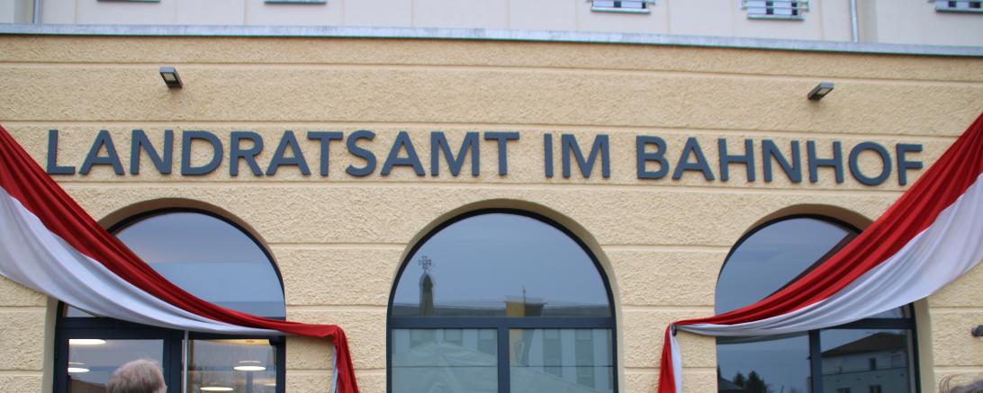 Hermann Faul, Stefan Rößle, Ulrich Lange und Stadträte enthüllen Schriftzug Landratsamt im Bahnhof