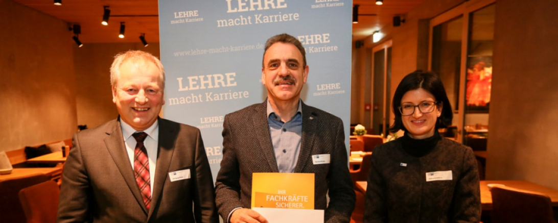 IHK Vizepräsident Wolfgang Winter (links im Bild) überreichte gemeinsam mit IHK-Regionalgeschäftsführerin Bettina Kräußlich (rechts im Bild) die Urkunden an 125 Prüfer aus Donau-Ries. Hier im Bild Gerhard Wunder mit einer Sonderehrung für 40 Jahre Ehrenamt im Prüfungswesen. 