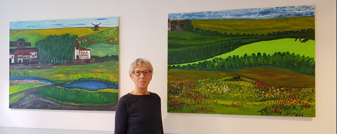 Hannelore Hippler mit zwei Bildern