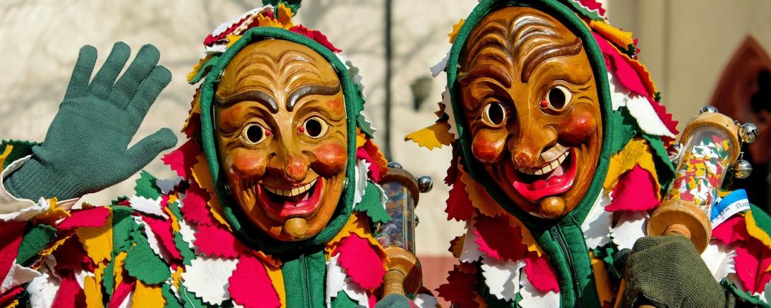 Das Bild zeigt zwei maskierte Hexen. 