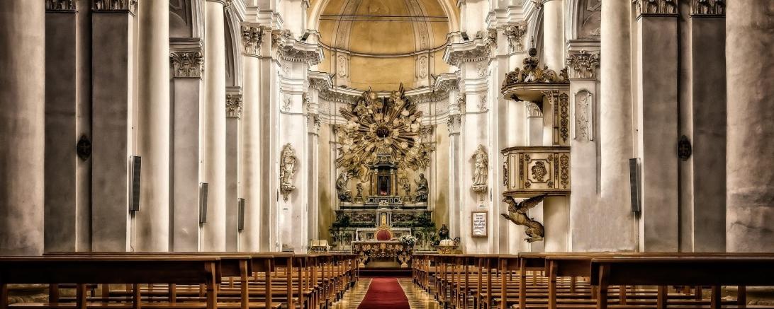 Das Bild zeigt eine Kirche von innen