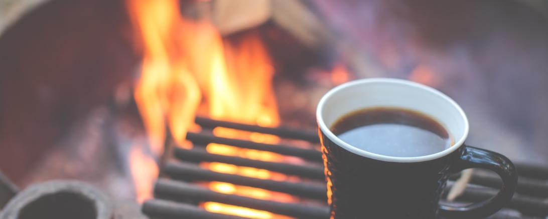 Tasse Kaffee neben dem Grill