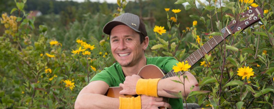 DONIKKL mit Gitarre im Garten