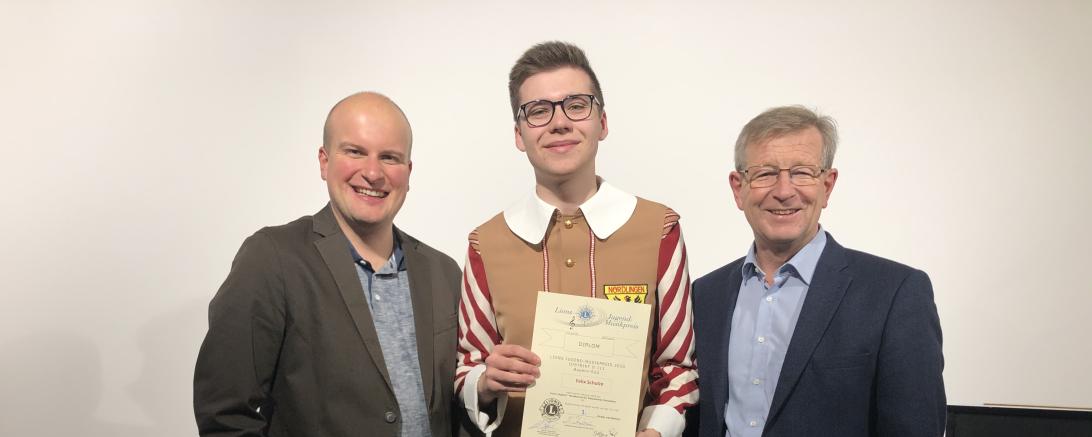Stadtkapellmeister Oliver Körner und der bei der Stadtverwaltung für die Knabenkapelle zuständige Hauptamtsleiter Peter Schiele gratulieren Felix Schulze und wünschen viel Erfolg für den Bundeswettbewerb.
