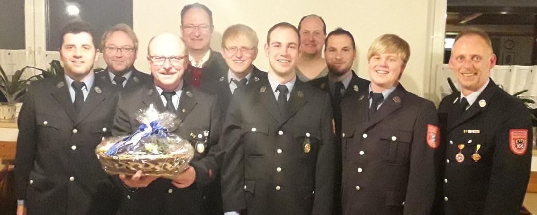 Unser Bild zeigt: (von links) Vorstand Bernd Leinfelder, Kassier Christian Leinfelder, den scheidenden Kommandant Harald Göttlicher, Bürgermeister Alois Schiegg, Schriftführer Udo Mayr, den neu gewählten ersten Kommandant Marco Schwab, den neuen Beisitzer Wolfgang Müller, Beisitzer Stephan Linder, den neuen zweiten Kommandant Marco Dauer sowie KBM Jürgen Haschner