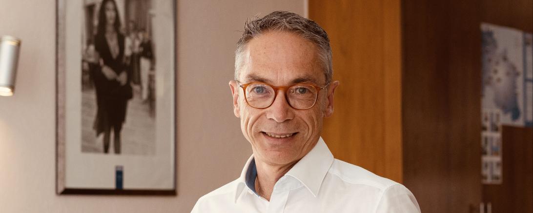 Wolfgang Goschenhofer mit Kaffeetasse