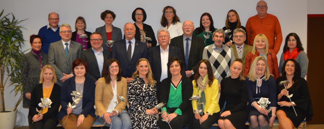 Sie dürfen sich künftig „Kauffrau für Büro-Management im Handwerk“ nennen – 14 Frauen haben bei der Bau-Innung Nordschwaben die zweijährige Ausbildung äußerst erfolgreich mit einem Notendurchschnitt von 1,8 abgeschlossen. 