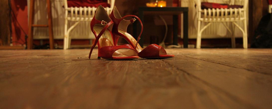Das Bild zeigt 2 rote Tanzschuhe