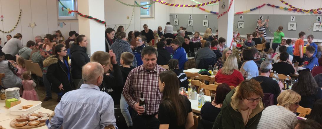 Am gestrigen Sonntag veranstaltete der Förderverein Schmähingen im voll besetzten Dorfzentrum „alte Schule“ einen Kinderfasching für „Groß und Klein“.