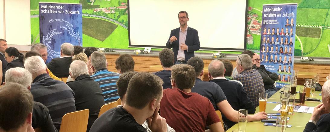 Das Bild zeigt Steffen Höhn beim Beantworten von Fragen auf der  Versammlung in Grosselfingen.