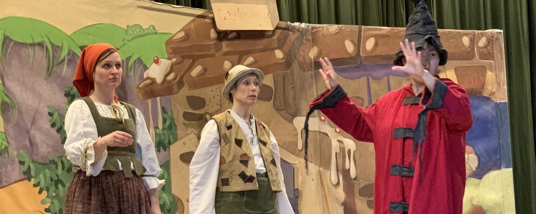 Mit einer verkürzten Version des Märchens „Hänsel und Gretel“ gastierte ein kleines  Esemble der Wiener Kinderoper „Papageno“ an der Grundschule Marktoffingen. 