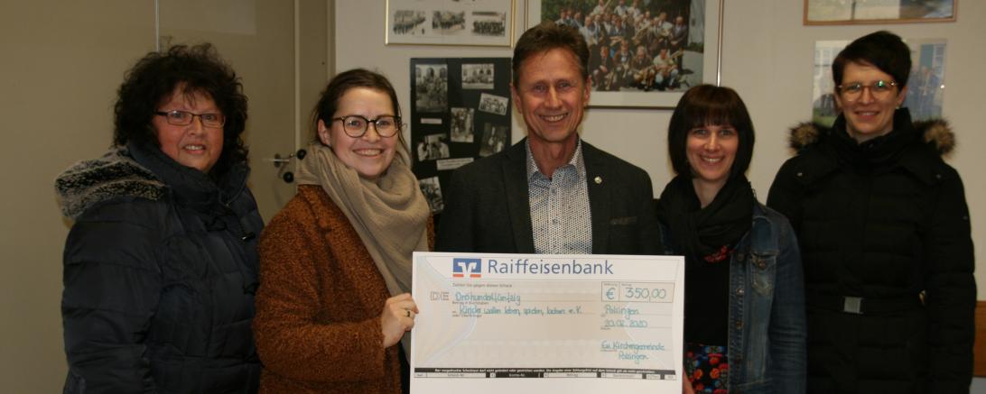 Die Aufnahme zeigt den 1. Vorsitzenden Martin Oberman (Mitte) eingerahmt von links  Ute Baumgartl, Jasmin Metz, Simone Dötlein und Katrin Hönle.