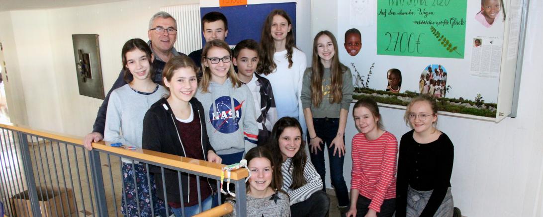 Das Bild zeigt Pfarrer Sattler mit an der Aktion beteiligten Schülerinnen und Schüler.