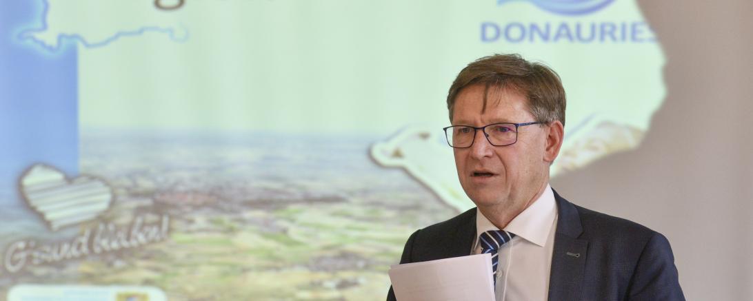 Landrat Stefan Rößle (rechts) eröffnete die Veranstaltung zur Pflege-Offensive, Herbert Schmidt organisierte das Treffen in Wemding.