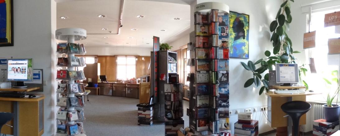 . 3604 große und kleine Bürger der Stadt und des Landkreises, die einen Leseausweis der Bibliothek besitzen, haben insgesamt 121.773 Medien ausgeliehen, darunter auch 11.355 digitale Medien aus dem Medienverbund der „Onleihe-Schwaben“. 