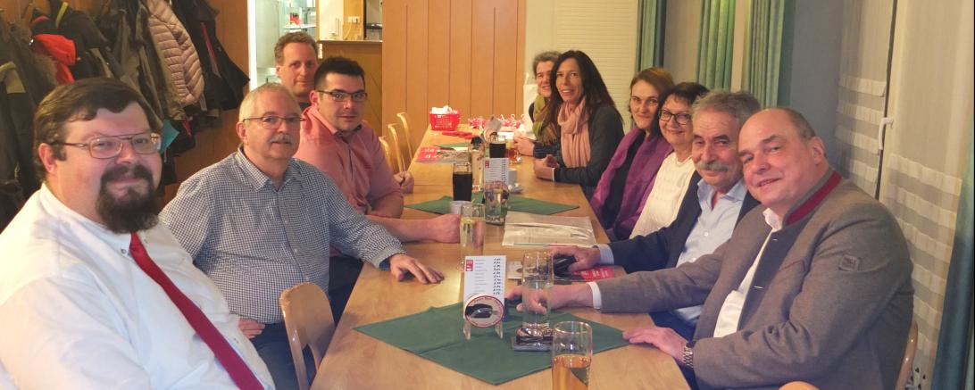 Das Bild zeigt die Stadtratskandidaten der SPD zusammen mit Peter Moll. 