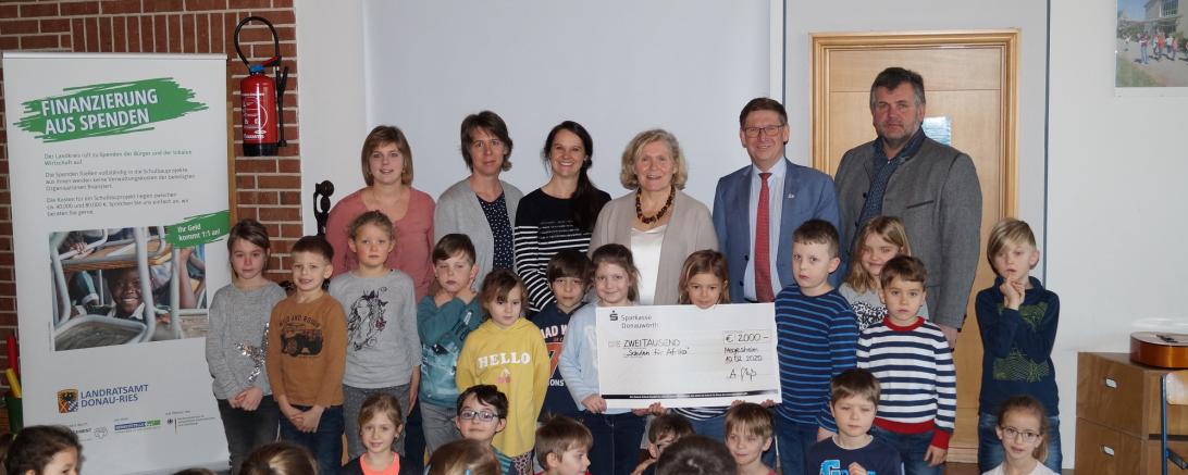 Auf dem Bild zu sehen sind neben Schülerinnen und Schülern und Lehrerinnen der Grundschule Megesheim v.r.n.l.: Bürgermeister Karl Kolb, Landrat Stefan Rößle und Schulleiterin Andrea Glaß.