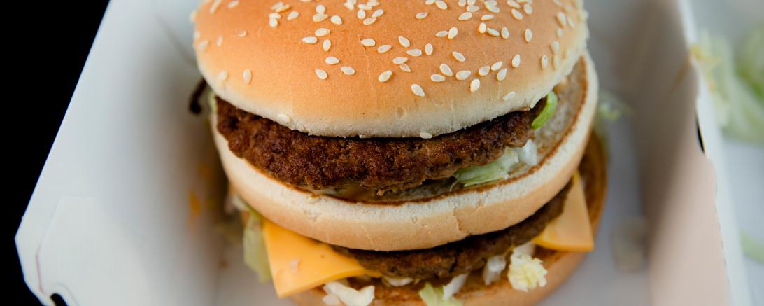 Dieser Hamburger einer großen Fast-Food-Kette kostet 4,29 Euro. Genau 28 Minuten muss ein Beschäftigter im Schnellrestaurant aktuell arbeiten, um sich diesen Burger selbst zu leisten. Die Gewerkschaft NGG fordert jetzt ein Ende der Niedriglöhne bei McDonald’s, Burger King & Co.