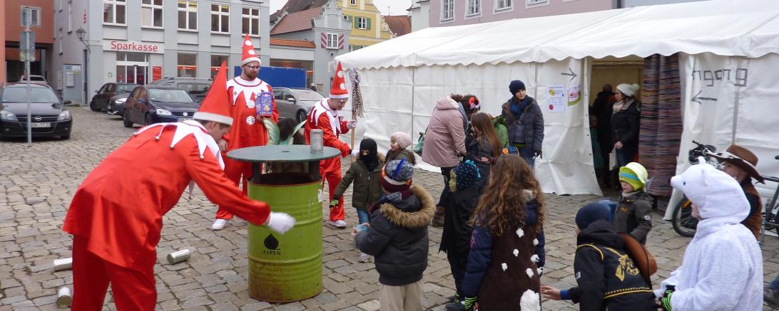 "Ich bin ein kleiner König ... ", "Lustig ist die Fasenacht, wenn mei Mutter Kiachle backt, ..." - Wer kennt's noch? Wemding ist mit einer der wenigen Orte in der Region, in dem Kinder aus alter Tradition am Gumpigen Donnerstag in die Geschäfte zum sog. „Betteln“ kommen.