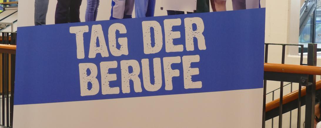 Mit einem aussagekräftigen Roll-Up wurden die Besucher am Eingang der Veranstaltung begrüßt.  