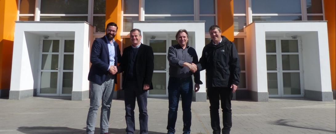 Das Bild zeigt v.l. Michael Bötsch, Koordinator für Schulentwicklung an der DEO, Alois Mayr, Günther Schmalisch und Dr. Johannes Eder, stellv. Schulleiter der DEO. 