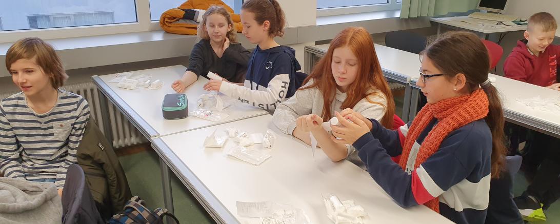 Richtiges Verbinden von Wunden will gelernt sein.