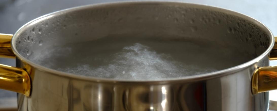 Kochtopf mit kochendem Wasser 