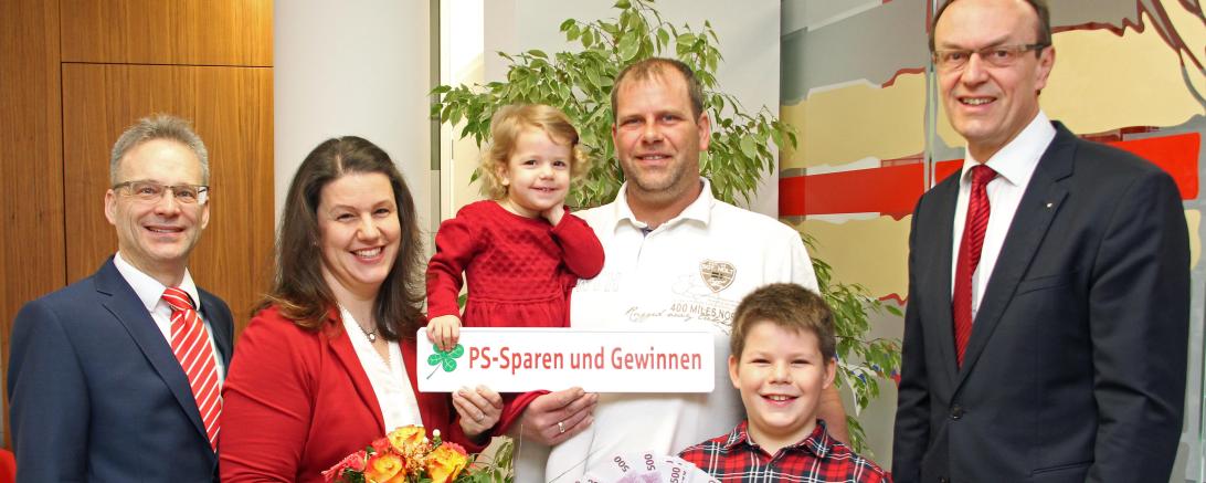 Sparkassendirektor Johann Natzer und Geschäftsstellenleiter Alexander Gruber gratulierten der jungen Familie mit einem Blumenstrauß und 20 Scheinen je Fünfhundert Euro.