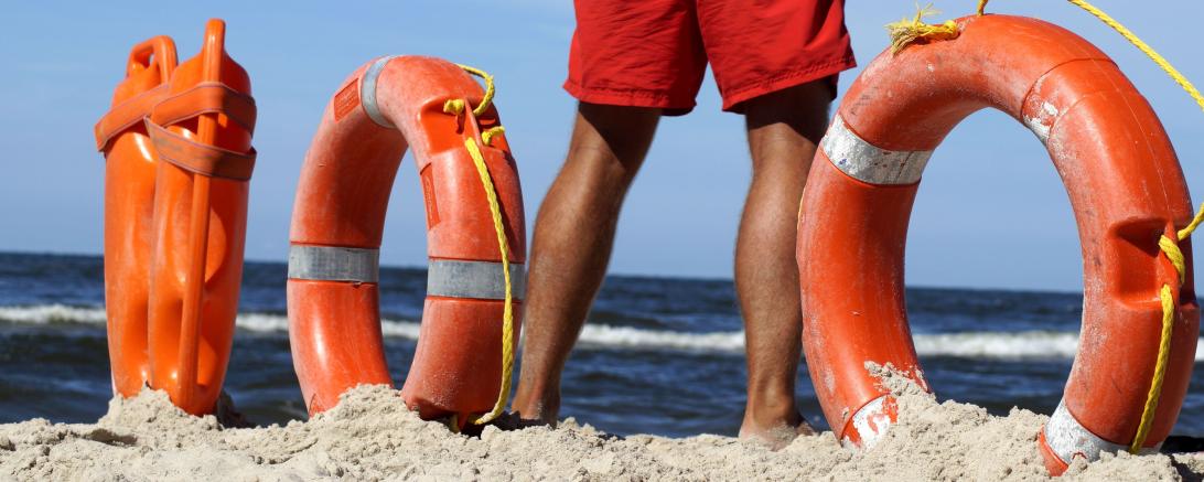 Rettungsschwimmer mit Rettungsringen