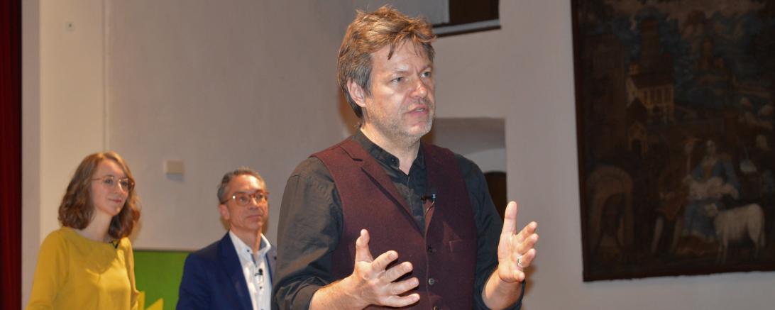 Das Bild zeigt Robert Habeck mit Eva Lettenbauer und Wolfgang Goschenhofer 