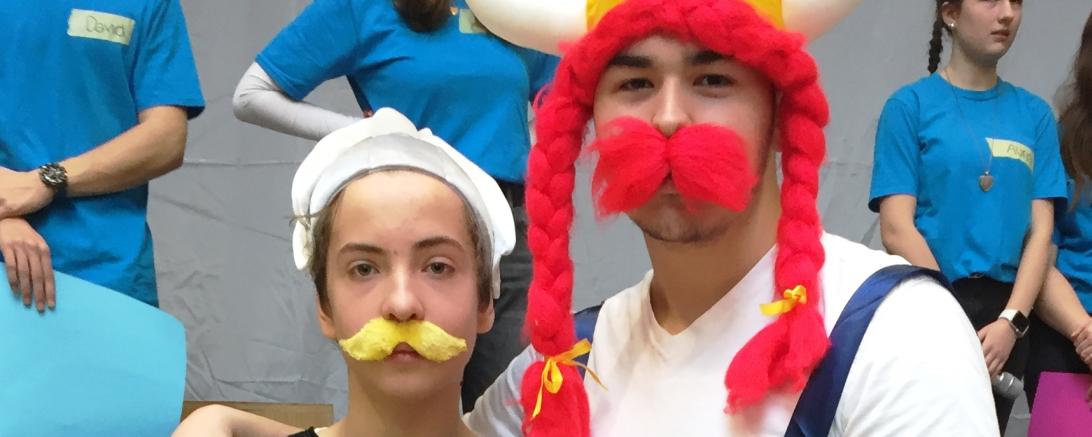 : Asterix (Georg Neudert) und Obelix (Göktan Demiral) begrüßten ca. 400 Kinder beim Römertag am Gymnasium Donauwörth. 