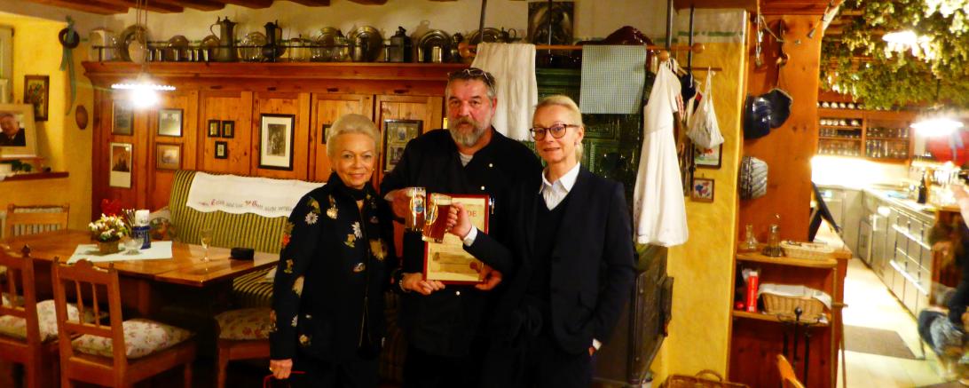 Ingrid Kollmar (links) und Pia Kollmar gratulieren Herrn Bachschuster zum 15-jährigen Betriebsjubiläum und zur Empfehlung des Restaurant Gurus.
