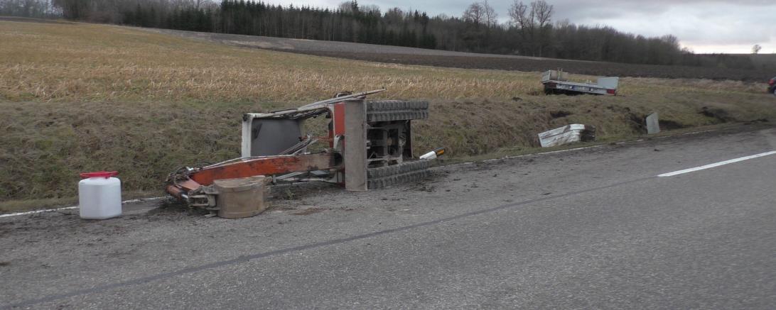 Während der Fahrt hat sich der Anhänger eines Pkw-Fahrers gelöst. 