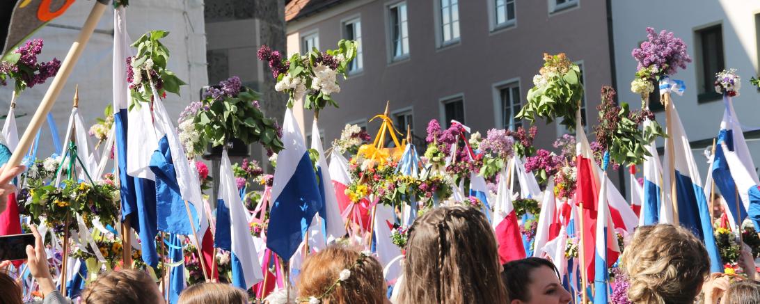 Jungen und Mädchen mit Fahnen beim Stabenfest