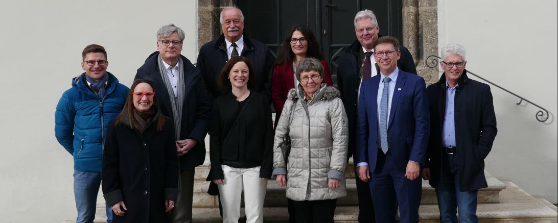 Am Rathaus von Nördlingen begann die Besuchstour. Unser Foto zeigt (v.l.n.r.): Leiter der Tourist Information Nördlingen David Wittner, Geopark-Geschäftsführerin Heike Burkhardt, Dr. Roman Luckscheiter, Nördlingens OB und Geopark-Vorstand Herrmann Faul, die UNESCO-Schulkoordinatorinnen Daniela Vogler und Heike Hauck, stv. Schulleiterin des Theodor-Heuss-Gymnasiums Nördlingen.