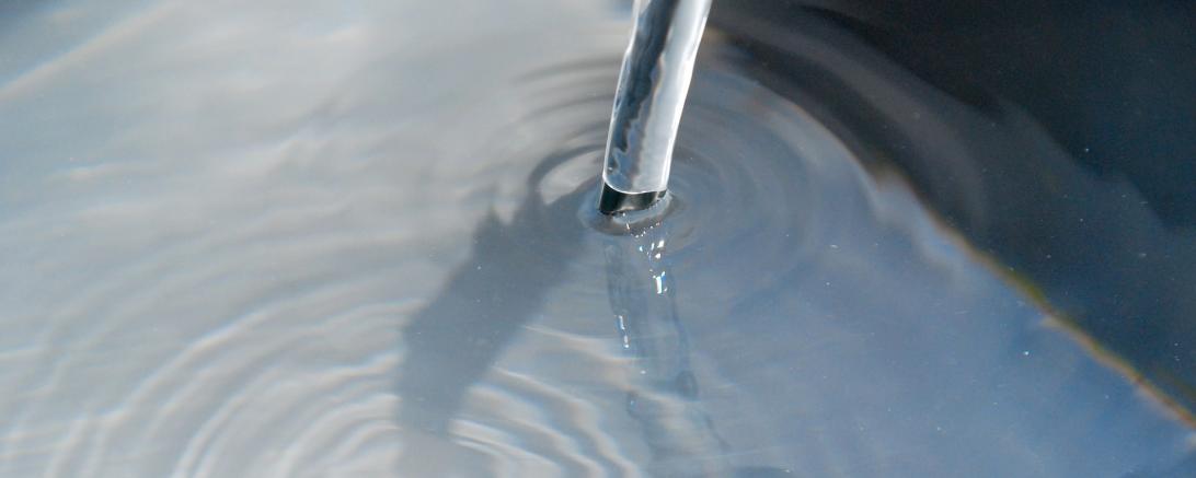 Das Bild zeigt einen Wasserstrahl