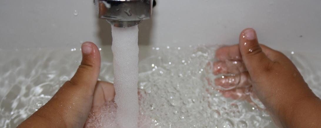 KInderhände im Wasser 