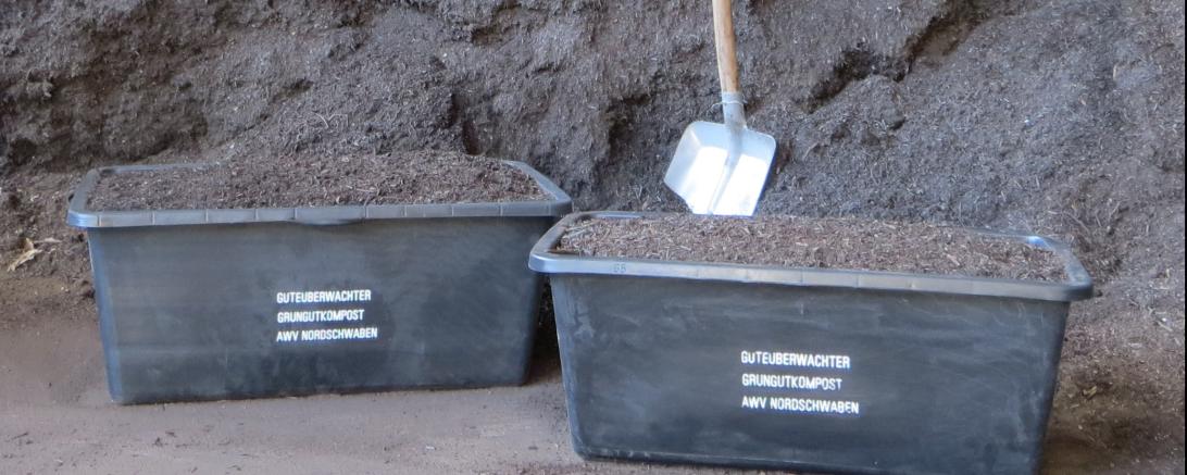 Pünktlich mit Beginn der Gartensaison bietet der AWV-Nordschwaben jetzt auch am Recyclinghof Nördlingen kostengünstig hochwertige und güteüberwachte AWV-Komposterde lose zum Selbstab-füllen und in Mehrweg-Kompostboxen an.