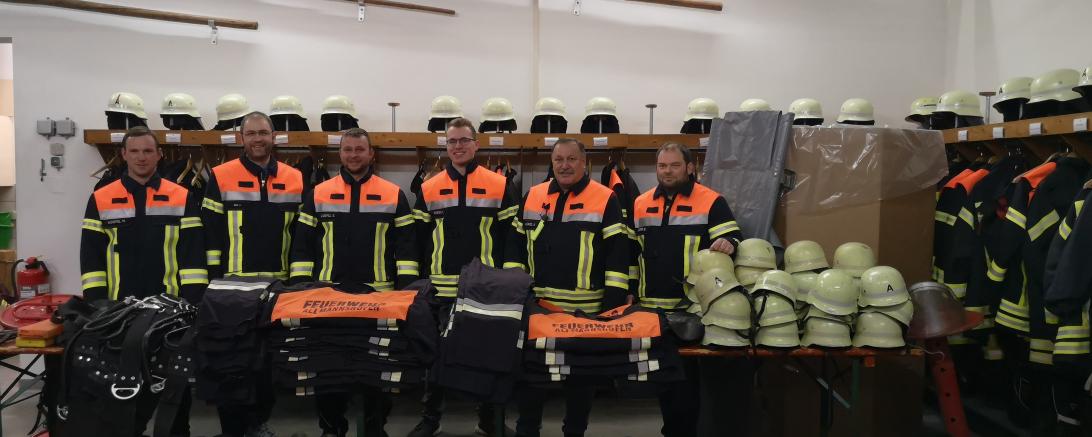 Stolz zeigen die Mitglieder der Freiwilligen Feuerwehr Allmannshofen die ausgemusterten Schutzanzüge und die entsprechenden Ausrüstungsgegenstände, die umgehend ihre große Reise nach Afrika antreten werden.
