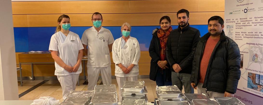 Inhaberin Serita Loi (dritte von rechts) und das Team vom Taj Mahal in Nördlingen lieferte Essen an die Pflegekräfte.