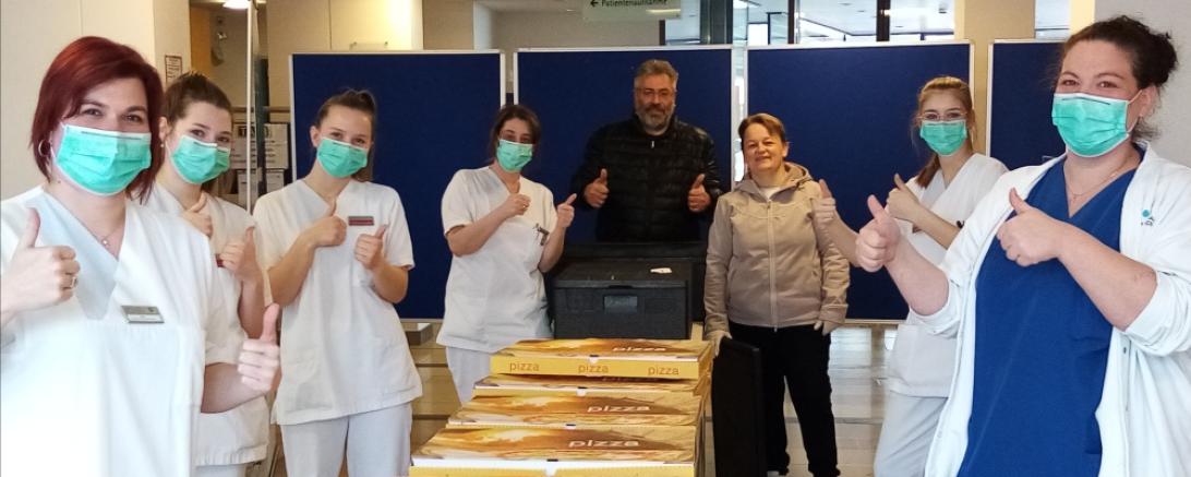 Pflegekräfte des Stiftungskrankenhauses freuen sich über die kostenlose Pizza-Aktion von Familie Pizzimenti vom Pizza Express Calabria (mitte) aus Balgheim.