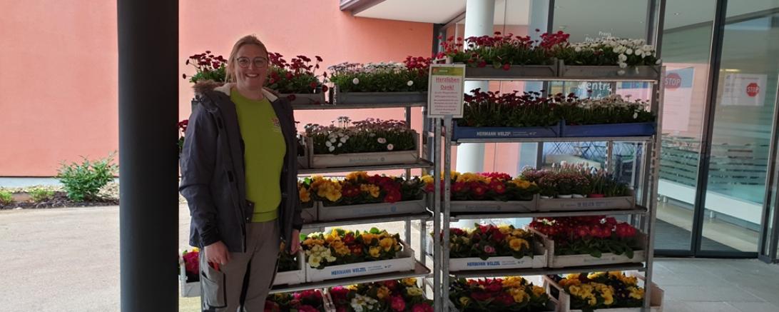 Anna-Maria Enßlin mit einem kleinen Blumengruß als Dankeschön vor dem Stiftungskrankenhaus.