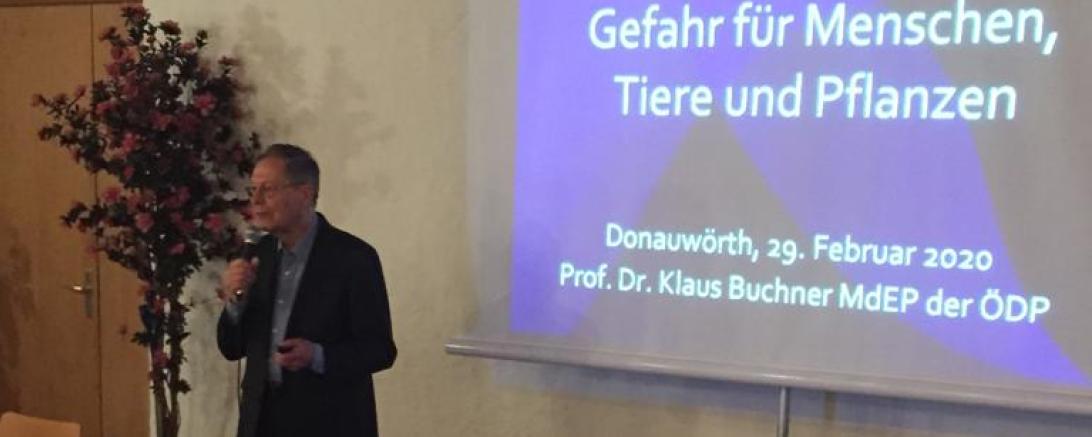 Prof. Dr. Dr. Klaus Buchner beim Vortrag