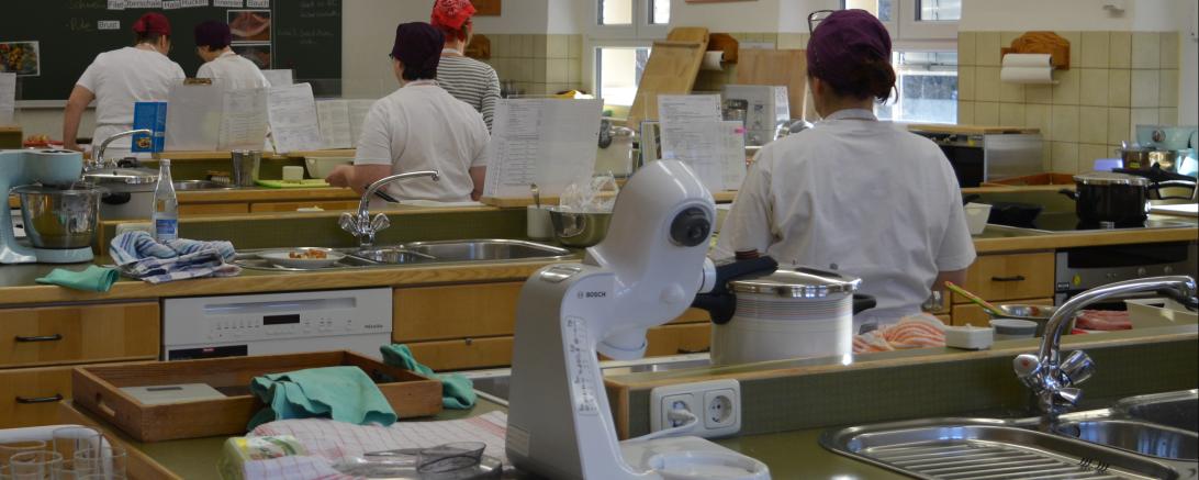 Kochunterricht in der Hauswirtschaftsschule des AELF