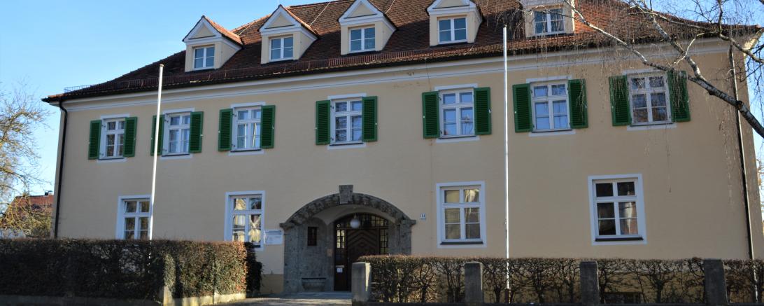 Das Bild zeigt die Außenansicht des Amt für Ernährung, Landwirtschaft und Forsten in Nördlingen.