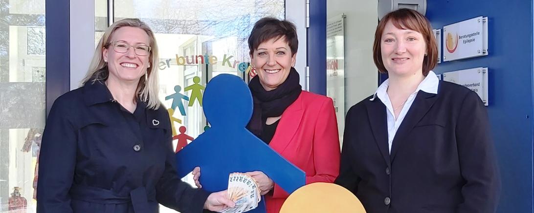 Auf dem Bild zu sehen (von links): Martina Neuber, stellvertretend. Vorstandsvorsitzende Astrid Grotz, Martina Gaugenrieder