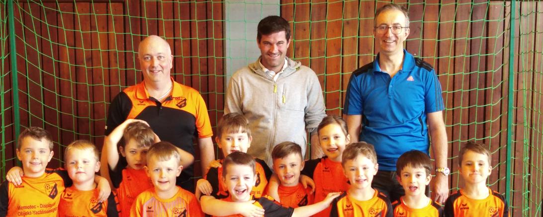 Gjugendspieler der SG Maihingen/Marktoffingen mit Trainern und Ronny Pücher.