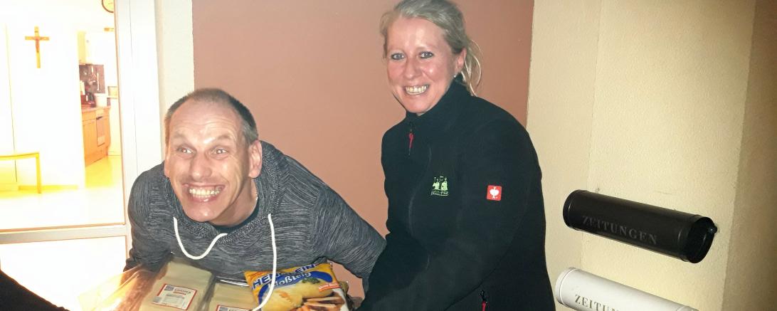 Bewohnerbeirat Michael Strambach bedankt sich für die Spende von Nicole Schleehuber (Sixen Bräu Stüberl).