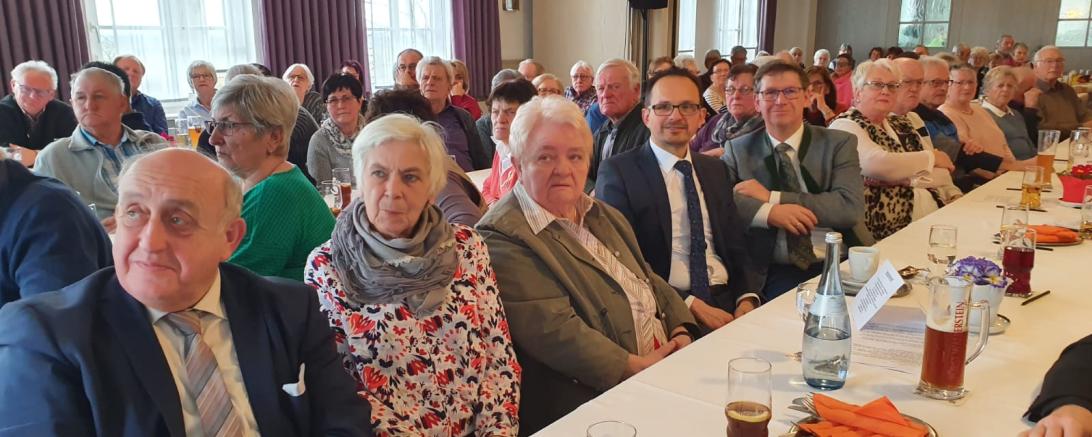 1. Vorsitzender Gottfried Hänsel, Marie-Luise Hänsel, Therese Gebert, Bürgermeister Dr. Martin Drexler, Landrat Stefan Rößle, verfolgen aufmerksam den Impulsvortrag von Herrn Dr. Wilifred Sponsel