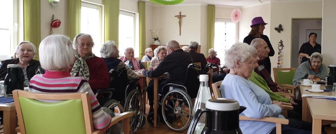 Petra Wagner spricht zu Senioren